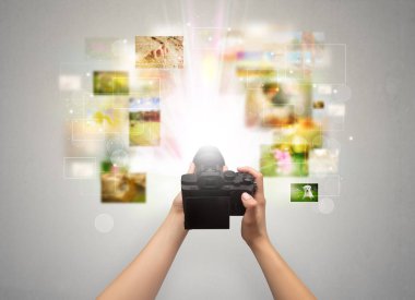 El yaşam olayları digital fotoğraf makinesi ile yakalar.