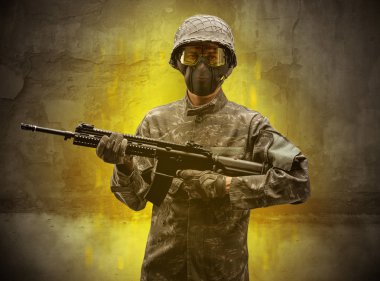 Tehlike asker ile yıkık duvar kağıdı