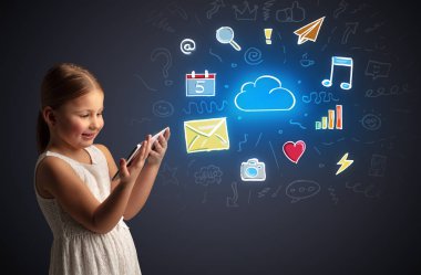 Kız holding tablet uygulamaları kavramı ile
