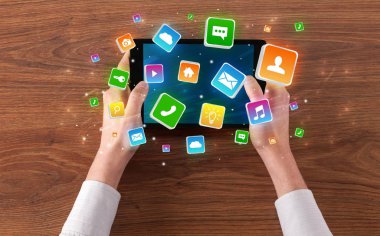 El tablet sıçrama uygulama simgeleri kavramı ile kullanma