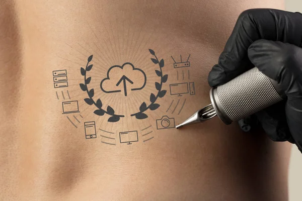 Tatuagem conceito de comunicação, liderança e criatividade em costas nuas — Fotografia de Stock