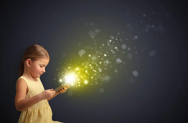 Klein kind spelen op tablet van de glinsterende — Stockfoto