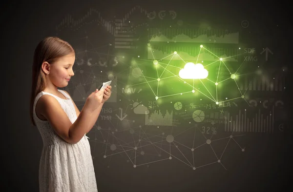 Chica sosteniendo tableta con concepto de tecnología en la nube — Foto de Stock