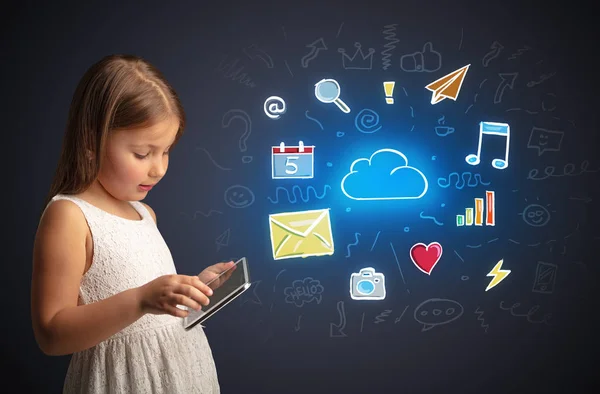 Menina segurando tablet com conceito de aplicações — Fotografia de Stock