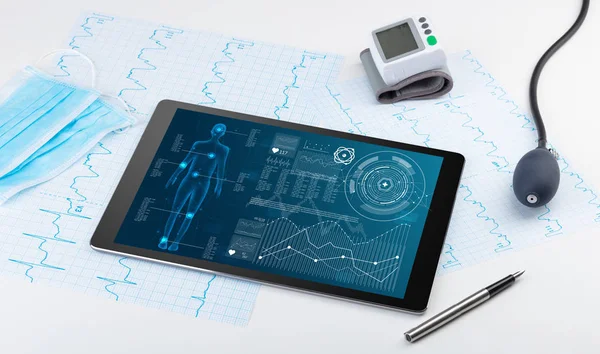 Software de triagem de corpo inteiro médico em tablet — Fotografia de Stock