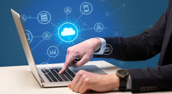 Hand te typen met cloud technologie systeemconcept — Stockfoto