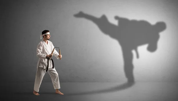 Karate mens confronteren met zijn eigen schaduw — Stockfoto