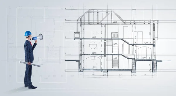 Arquitecto mirando a un plano de casa — Foto de Stock