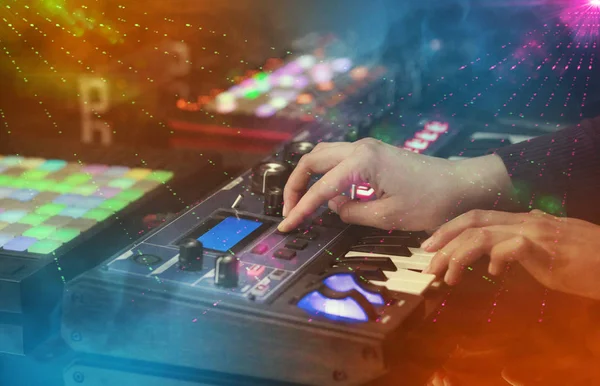 Mixare la musica sul controller midi con i colori dei club di partito intorno — Foto Stock