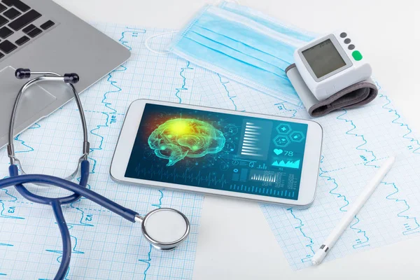 Diagnostic sur tablette avec concept de fonctionnalité cérébrale — Photo