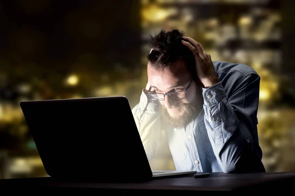 Empresário no escritório à noite — Fotografia de Stock