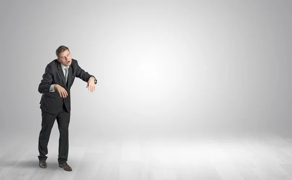 Uomo d'affari Zombi a piedi in uno spazio copia — Foto Stock