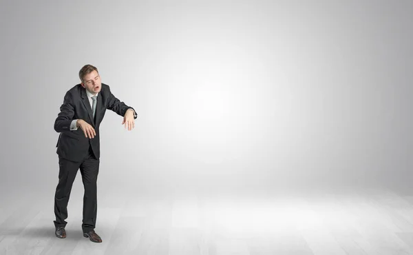 Zombi zakenman wandelen in de ruimte van een kopie — Stockfoto