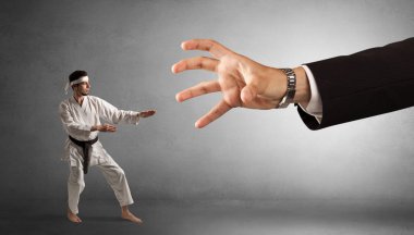 Büyük el küçük karate adam yakalama