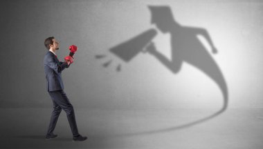 İşadamı otoriter gölgesini ile mücadele