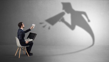 Kalmak ve otoriter gölgesini için malzeme sunan iş adamı