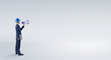 Boş bir alanda duran ve bir plan tutan mimar