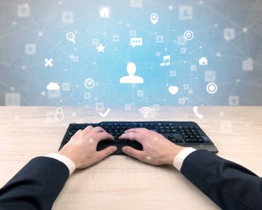 Sosyal Medya Icons çevresinde yazarak zarif işadamı el