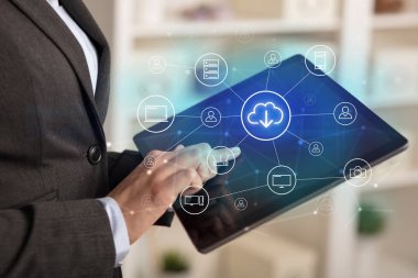 İş kadını tablet bulut teknoloji kavramı ile kullanma