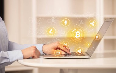 Bitcoin bağlantı ağı ve online kavramı ile dizüstü bilgisayar üzerinde çalışan iş kadın