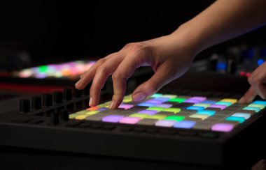 Karıştırma müzik MIDI denetleyicisi üzerindeki el