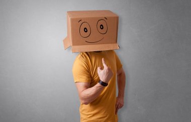 Karton kutu kafa gülümseyen adam