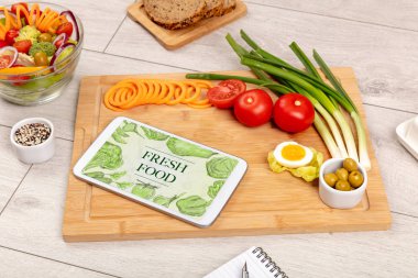 Masada taze yemek var.