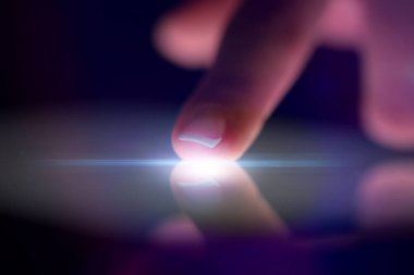 Tablet koyu arka plan ile dokunmadan parmak