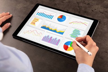 İş kadını tablet raporlarda yapma