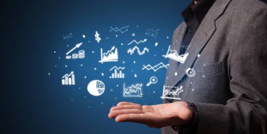 Uygulama simgeleri elinde tutan el