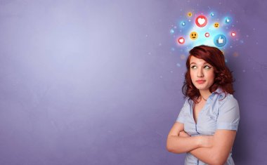 Sosyal medya konsepti ile iş adamı ayakta