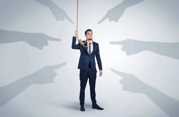 Бізнесмен намагається самогубство, вказуючи концепцію рук — стокове фото