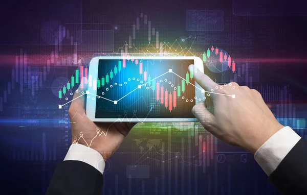Tableta de mano con informes globales y concepto de cambio de mercado de valores — Foto de Stock