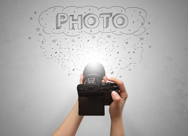 Fotografia à mão com conceito de nuvem de mensagem — Fotografia de Stock