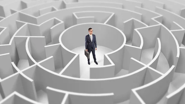 Uomo d'affari in piedi in mezzo a un labirinto rotondo — Foto Stock