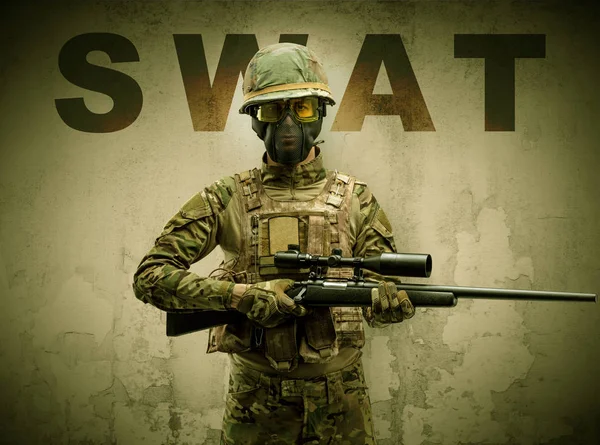 Tentara bersenjata dengan latar belakang dinding yang rusak — Stok Foto