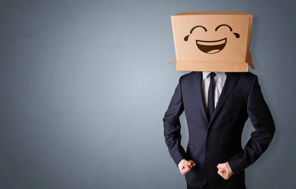 Uomo divertente sorridente con testa scatola di cartone — Foto Stock