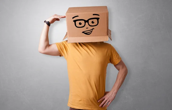 Jovem com cara de caixa de papelão feliz — Fotografia de Stock