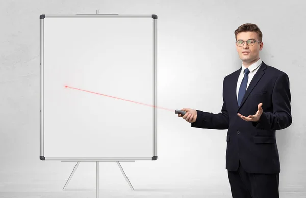 Бізнесмен з лазерним вказівником і копіювальною білою дошкою — стокове фото