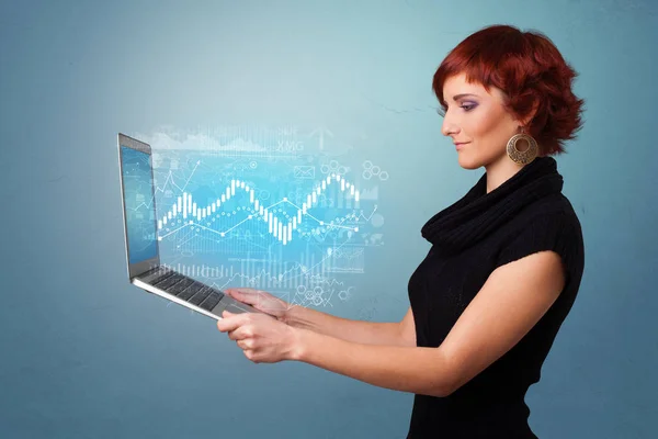 Vrouw met laptop met financiële concept — Stockfoto