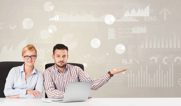 Bedrijfspersoon zit aan bureau met het verslag analyseren concept — Stockfoto