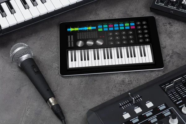 Piano app op de Tablet PC- en muziekinstrument concept — Stockfoto