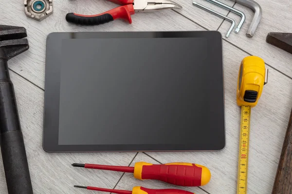 Domácí nářadí a tabletu s prázdnou obrazovkou — Stock fotografie