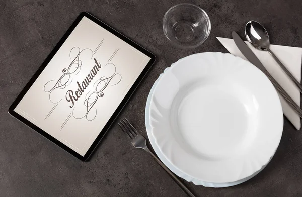 Elegante mesa colocada con elegante logotipo del restaurante — Foto de Stock