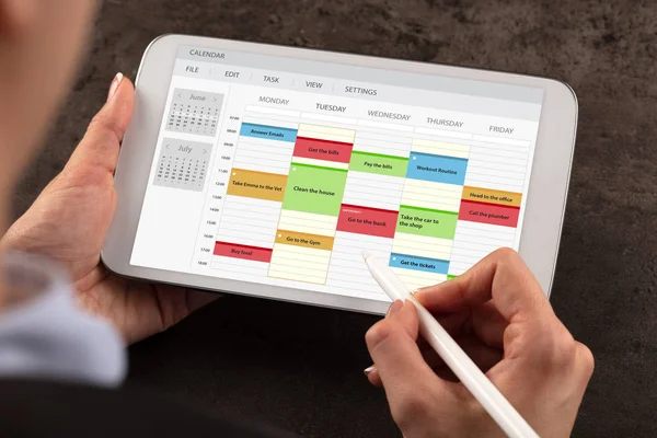 Business woman schedule her program on tablet — Stock Photo, Image