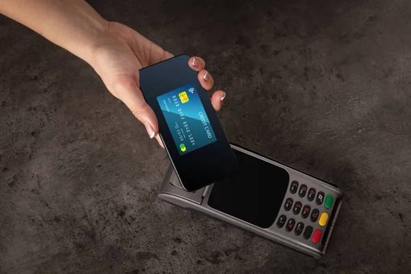 Transaction effectuée avec une carte de crédit mobile — Photo