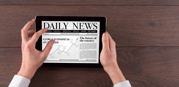 Hand met tablet lezen nieuws — Stockfoto