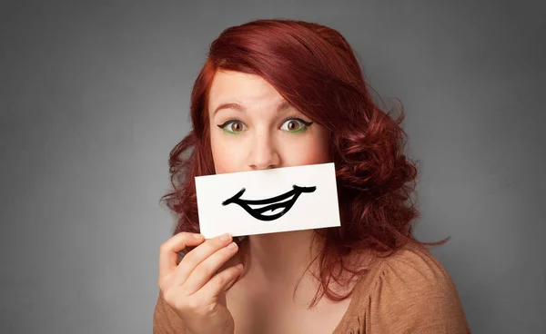 Pessoa segurando na frente de sua boca um cartão — Fotografia de Stock
