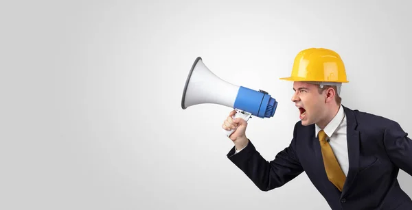 Jovem arquiteto gritando com megafone — Fotografia de Stock