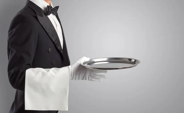 Kellner serviert mit weißen Handschuhen und Stahltablett — Stockfoto